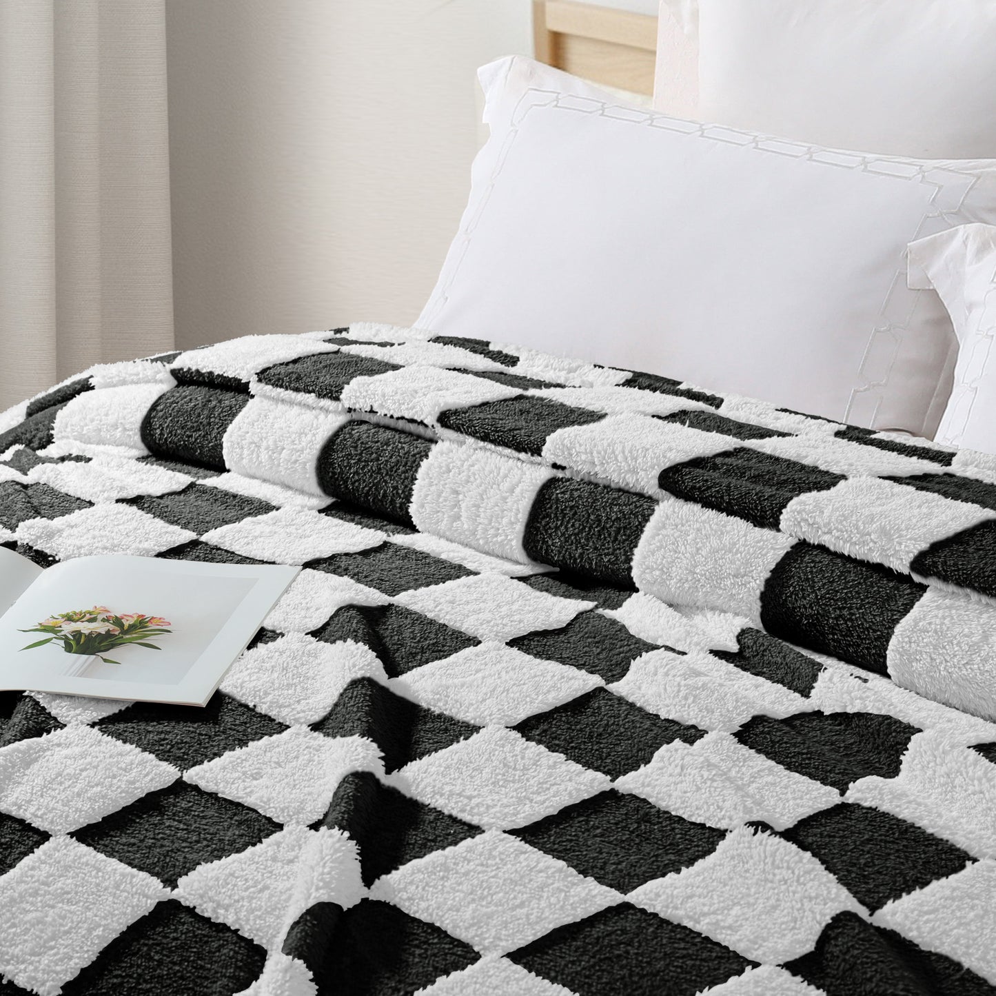 Exclusivo Mezcla Fleece Blanket Twin Size, Cozy Lightweight and Fuzzy Checkered Blankets for Couch or Bed, Suitable for All Season, Black, 60" x 80"