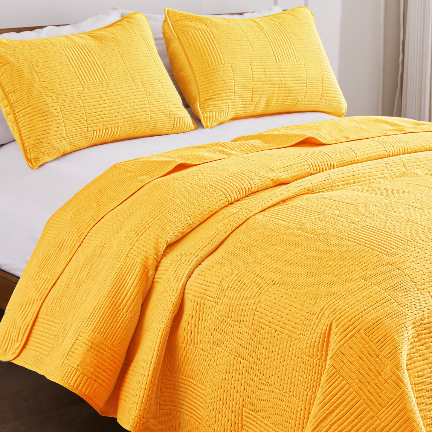 Exclusivo Mezcla Queen Quilt Set, Soft and Lightweight Bedspreads Coverlet with Striped Pattern, Bedding Sets with 2 Pillow Shams, Reversible Bed Cover for All Seasons, 96x90 Inches, Yellow Grid