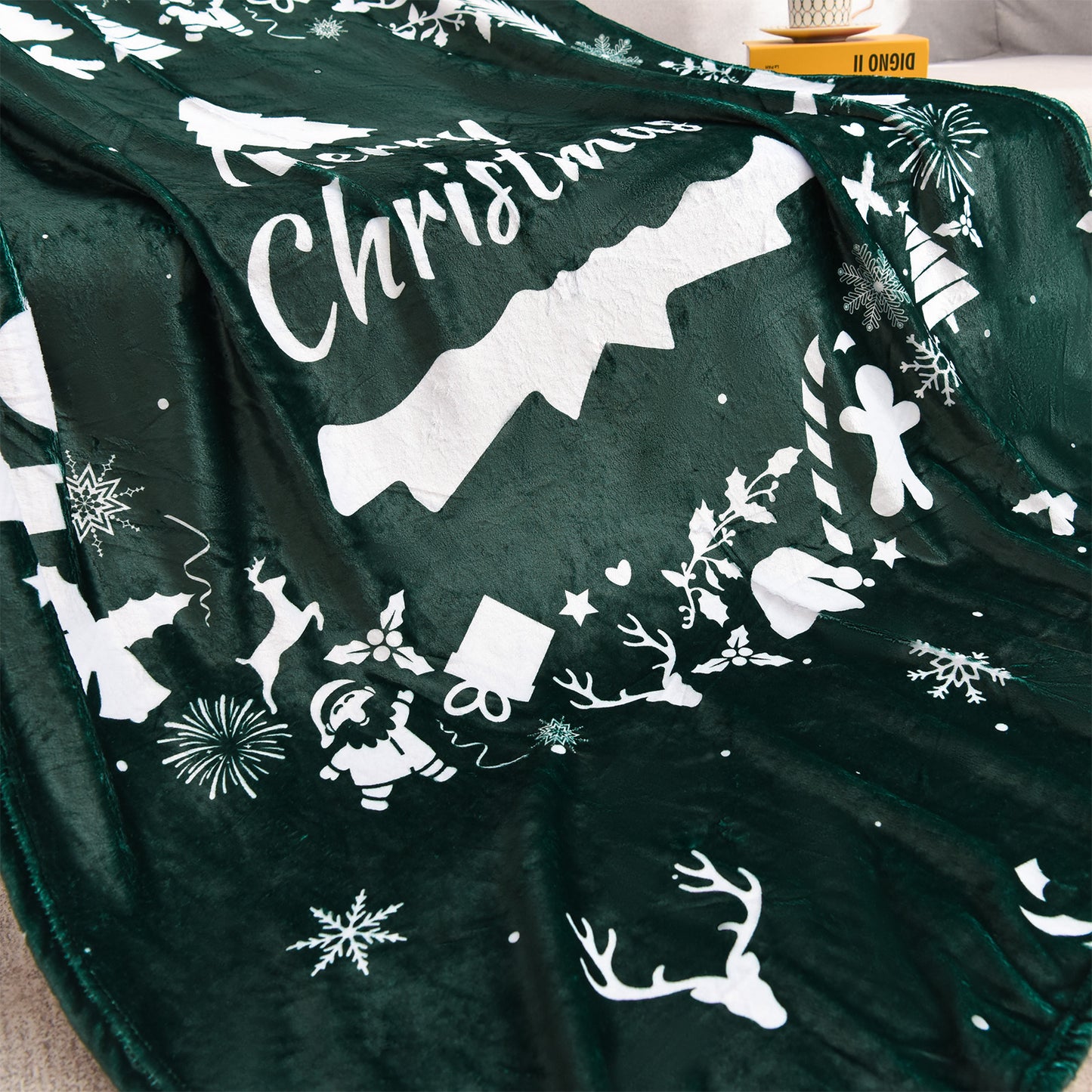 Exclusivo Mezcla Christmas Blanket, Green Flannel Fleece Blanket with Christmas Wreath Prints, Super Soft and Warm Holiday Throw Blanket for Couch, Bed and Sofa, 50x60 inches