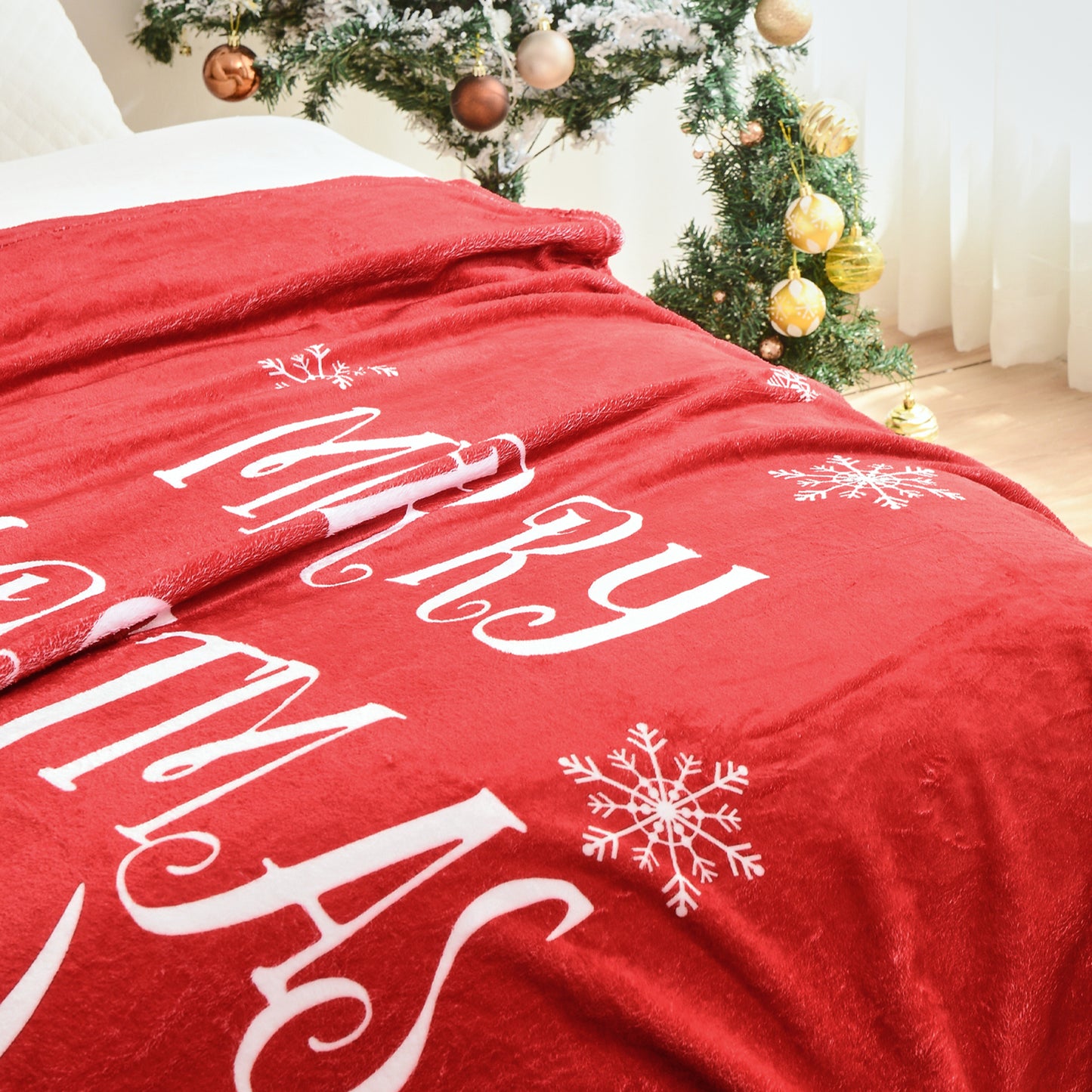 Exclusivo Mezcla Christmas Blanket, Green Flannel Fleece Blanket with Reindeer Pattern, Super Soft and Warm Holiday Throw Blanket for Couch, Bed and Sofa, 50x60 inches
