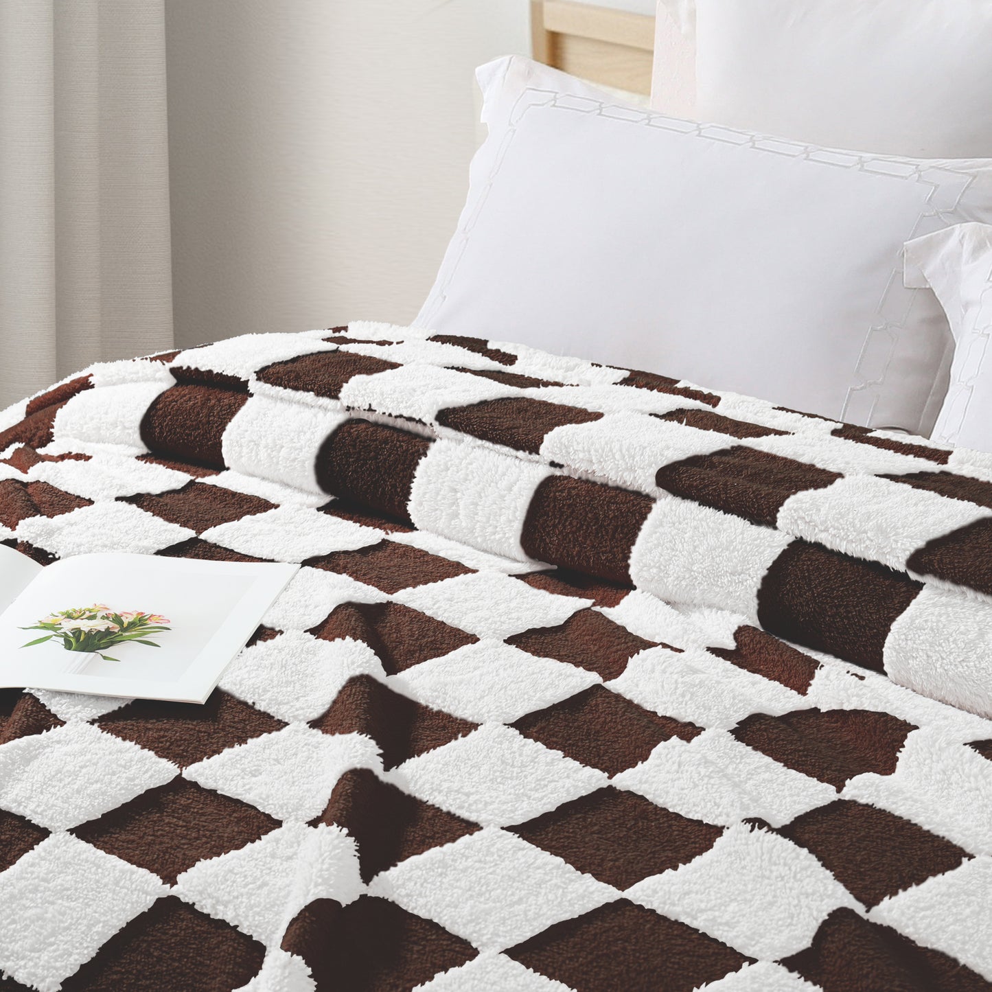 Exclusivo Mezcla Fleece Blanket King Size, Cozy Lightweight Fuzzy Checkered Blanket for Bed, Suitable for All Season, Coffee, 90" x 104"