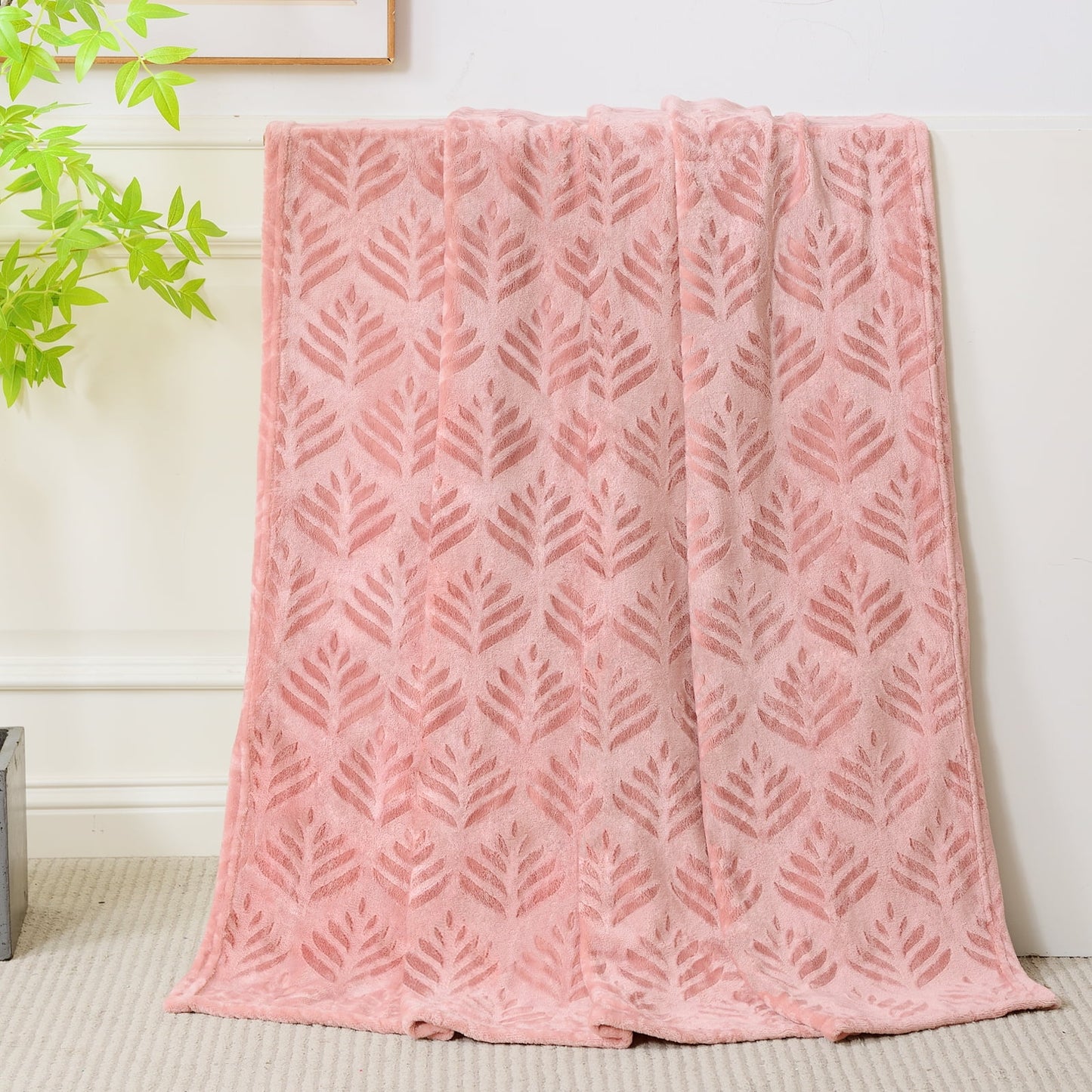 Exclusivo Mezcla Fleece Throw Blanket for Couch, Super Soft and Warm Blankets for All Seasons, Plush Fuzzy and Lightweight Pink throw, 50x60 Inch