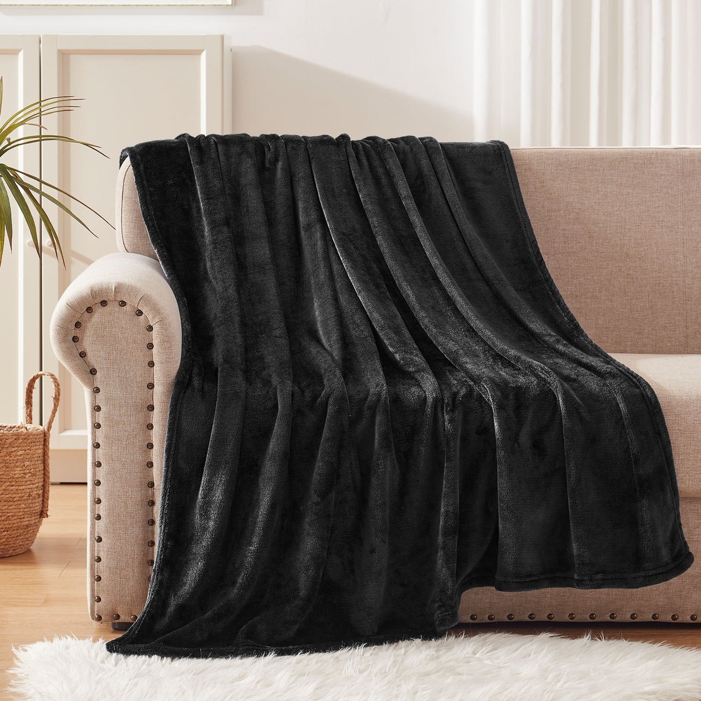 Exclusivo Mezcla Large Flannel Fleece Velvet Plush Throw Blanket - 50" x 60" (Black)
