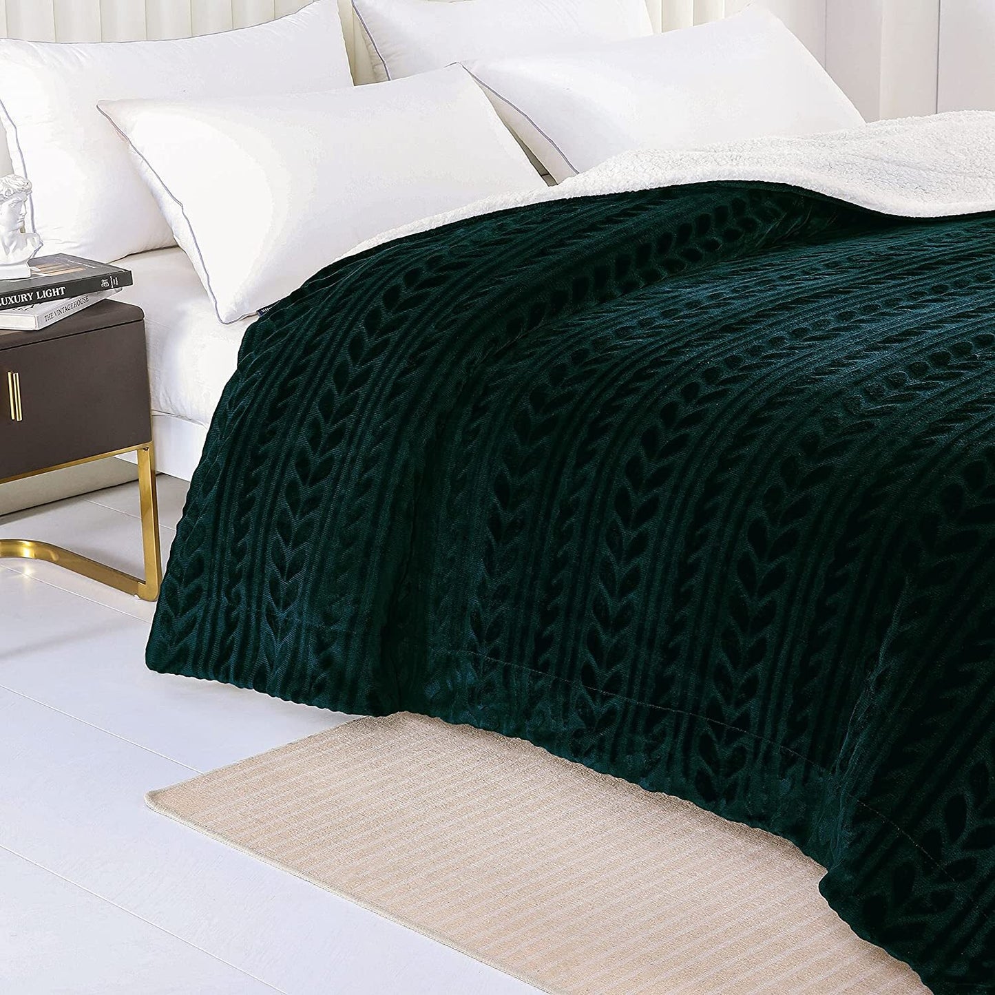 Exclusivo Mezcla Queen Size Sherpa Fleece Bed Blanket, Ultra Soft and Warm Reversible Velvet Blankets for Bed Couch Sofa 90x90 inches, Forest Green