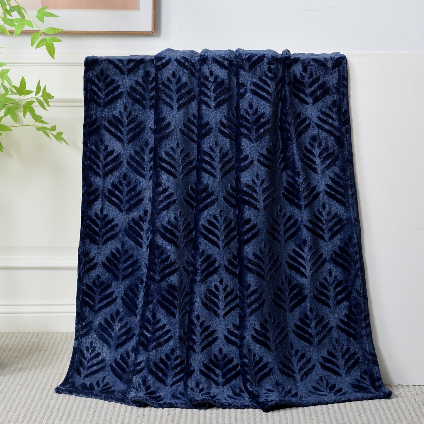Exclusivo Mezcla Fleece Throw Blanket for Couch, Super Soft and Warm Blankets for All Seasons, Plush Fuzzy and Lightweight Navy Blue throw,50x60 Inch