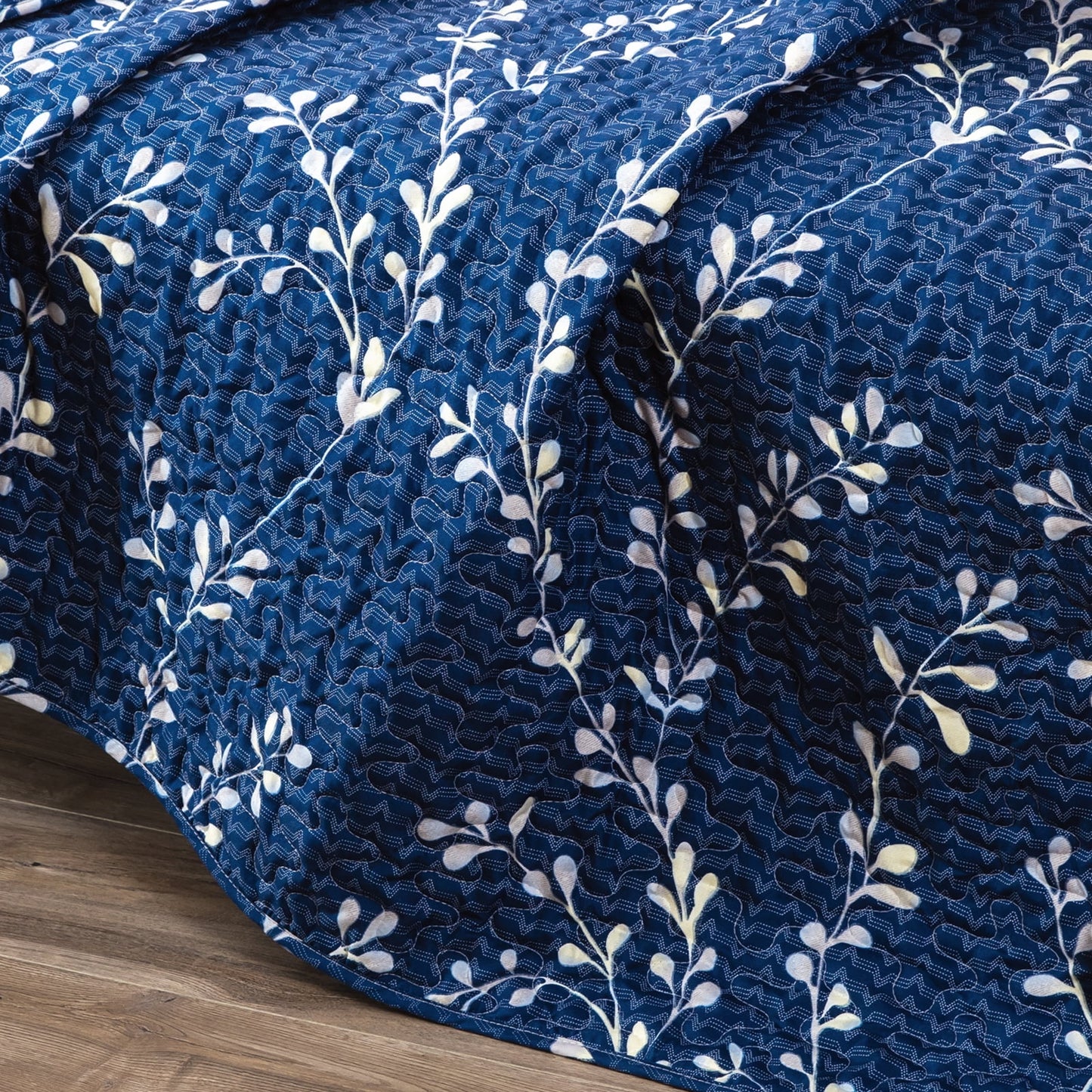 Exclusivo Mezcla Microfiber Flower Pattern Quilted Throw Blanket for Bed, Soft and Lightweight Throw Quilt (60"x 80", Navy)