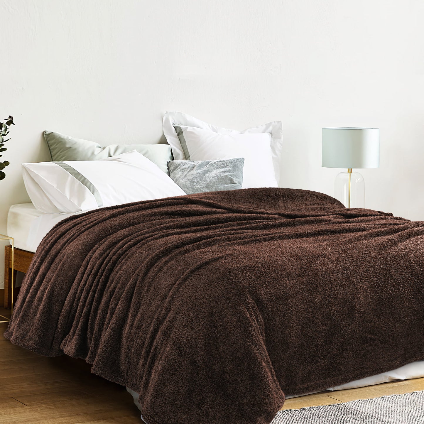 Exclusivo Mezcla Fuzzy Fleece Bed Blanket, Lightweight Fluffy Solid Velvet Blankets Queen Size, Suitable for All Seasons, 90x90 Inches, Coffee