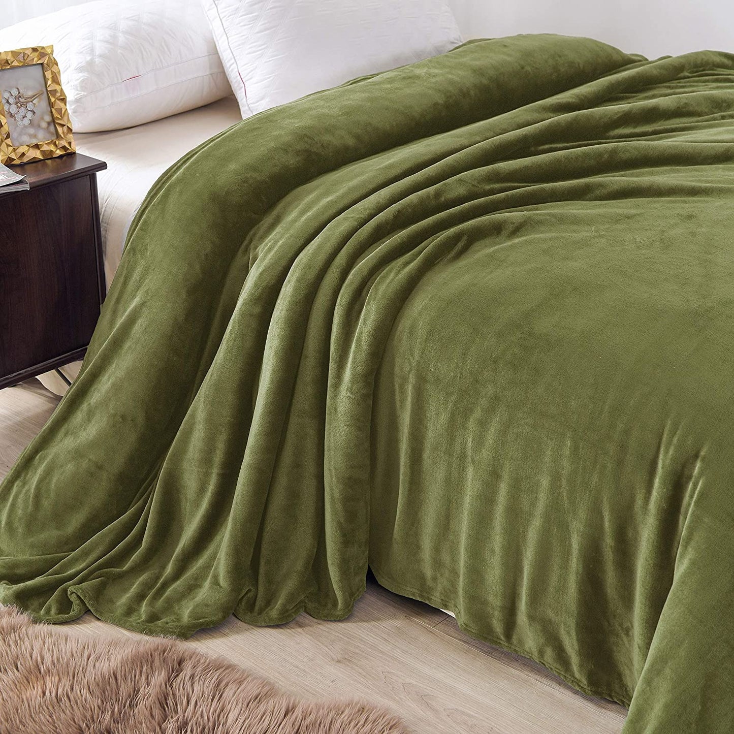 Exclusivo Mezcla King Size Flannel Fleece Velvet Plush Bed Blanket as Bedspread, Coverlet, Bed Cover (90x104 inches, Olive Green) Soft, Lightweight, Warm and Cozy