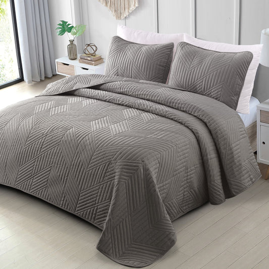 Exclusivo Mezcla California King Quilt Bedding Set, Lightweight Grey Oversized King Bedspreads Soft Modern Geometric Coverlet Set for All Seasons (1 Quilt and 2 Pillow Shams)