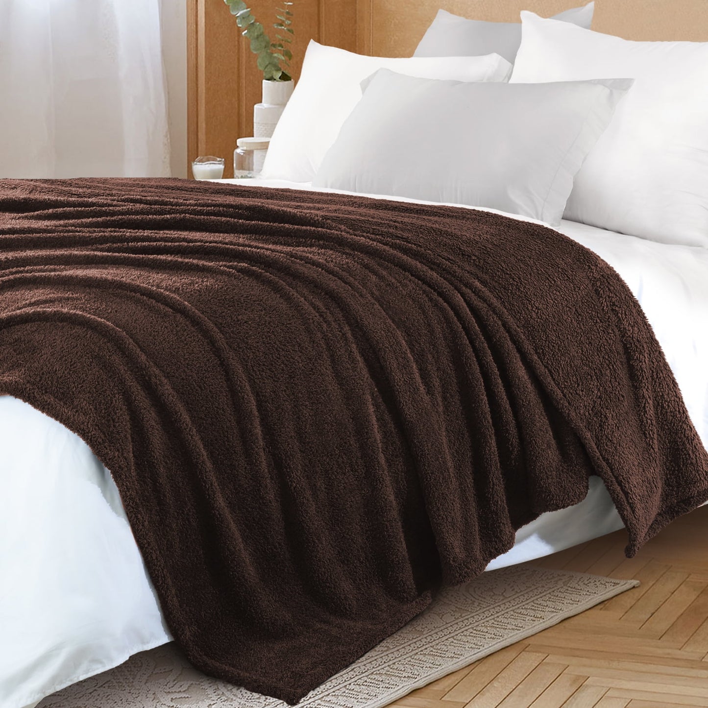 Exclusivo Mezcla Fuzzy Fleece Bed Blanket, Lightweight Fluffy Solid Velvet Blankets Twin Size Suitable for All Seasons, 60x80 Inches, Coffee
