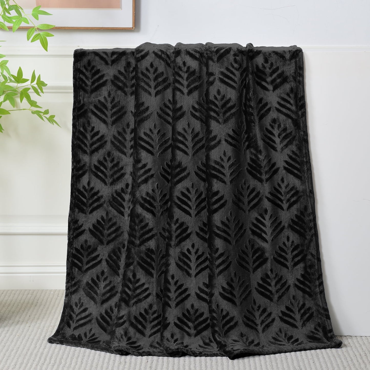 Exclusivo Mezcla Fleece Throw Blanket for Couch, Super Soft and Warm Blankets for All Seasons, Plush Fuzzy and Lightweight Black throw, 50x60 Inch