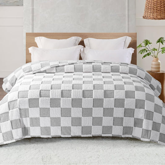 Exclusivo Mezcla Fleece Blanket King Size, Cozy Lightweight Fuzzy Checkered Blanket for Bed, Suitable for All Season, Light Grey, 90" x 104"