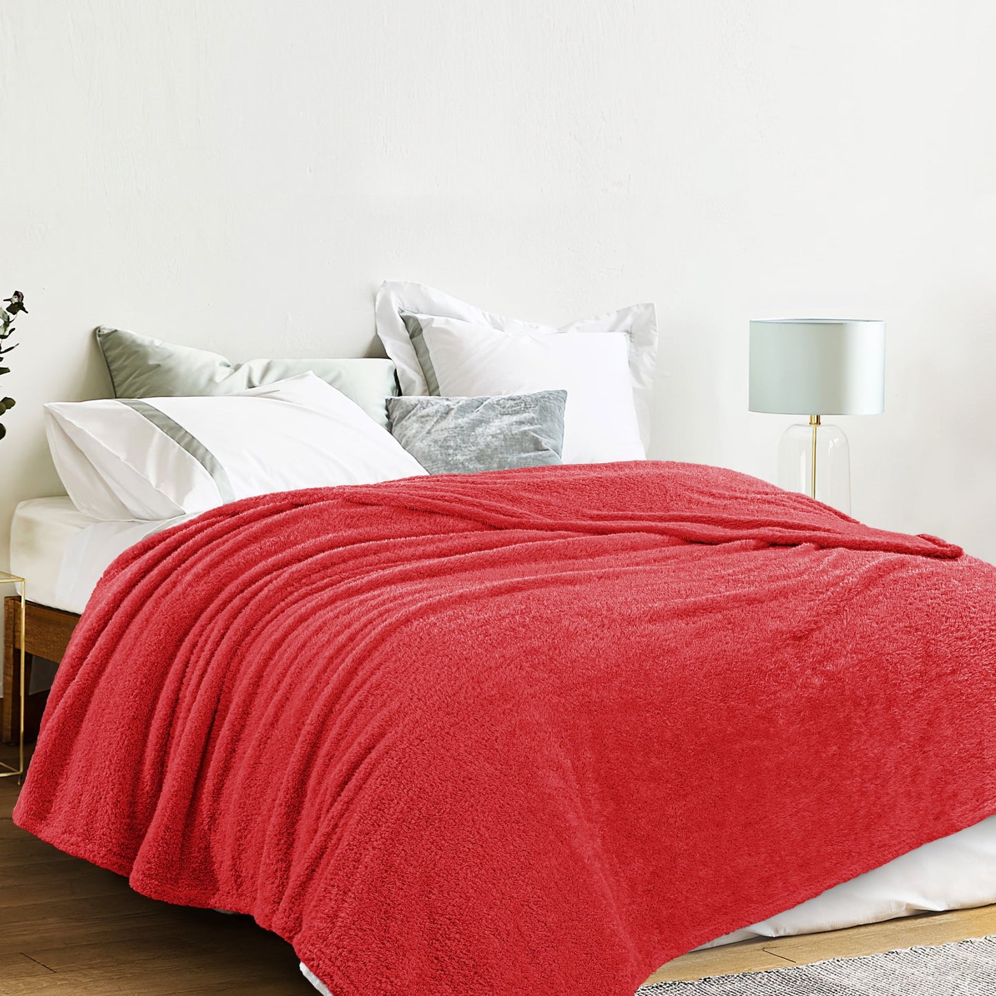 Exclusivo Mezcla Fuzzy Fleece Bed Blanket, Lightweight Fluffy Solid Velvet Blankets King Size, Suitable for All Seasons, 90x104 Inches, Red