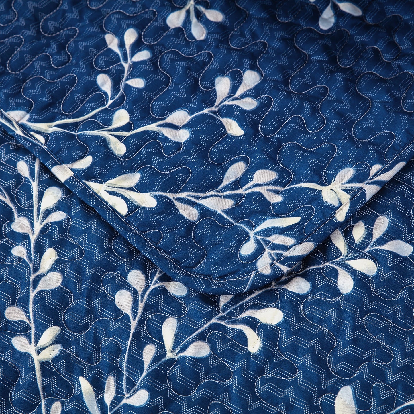 Exclusivo Mezcla Microfiber Flower Pattern Quilted Throw Blanket for Bed, Soft and Lightweight Throw Quilt (60"x 80", Navy)