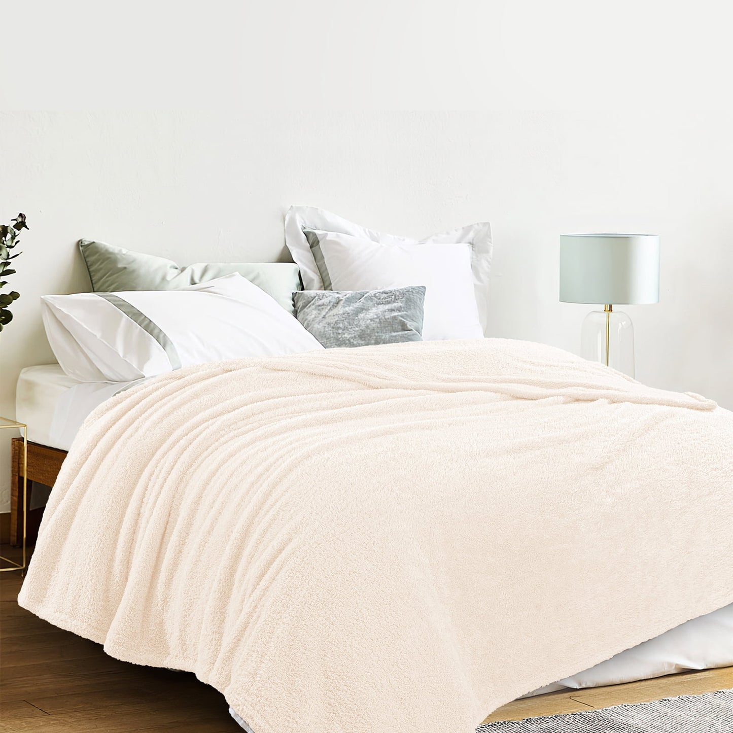 Exclusivo Mezcla Fuzzy Fleece Bed Blanket, Lightweight Fluffy Solid Velvet Blankets Queen Size, Suitable for All Seasons, 90x90 Inches,White