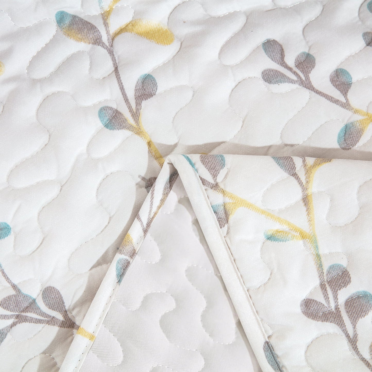 Exclusivo Mezcla Microfiber Flower Pattern Quilted Throw Blanket for Bed, Soft and Lightweight Throw Quilt (60"x 80", White)