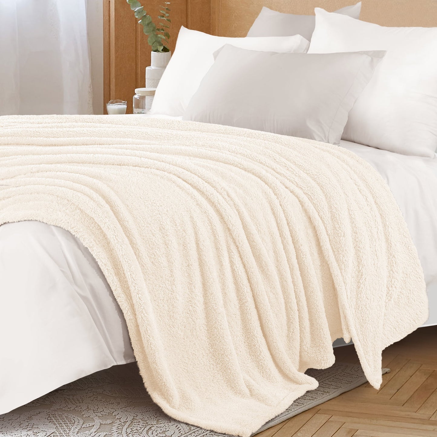 Exclusivo Mezcla Fuzzy Fleece Bed Blanket, Lightweight Fluffy Solid Velvet Blankets King Size, Suitable for All Seasons, 90x104 Inches,White