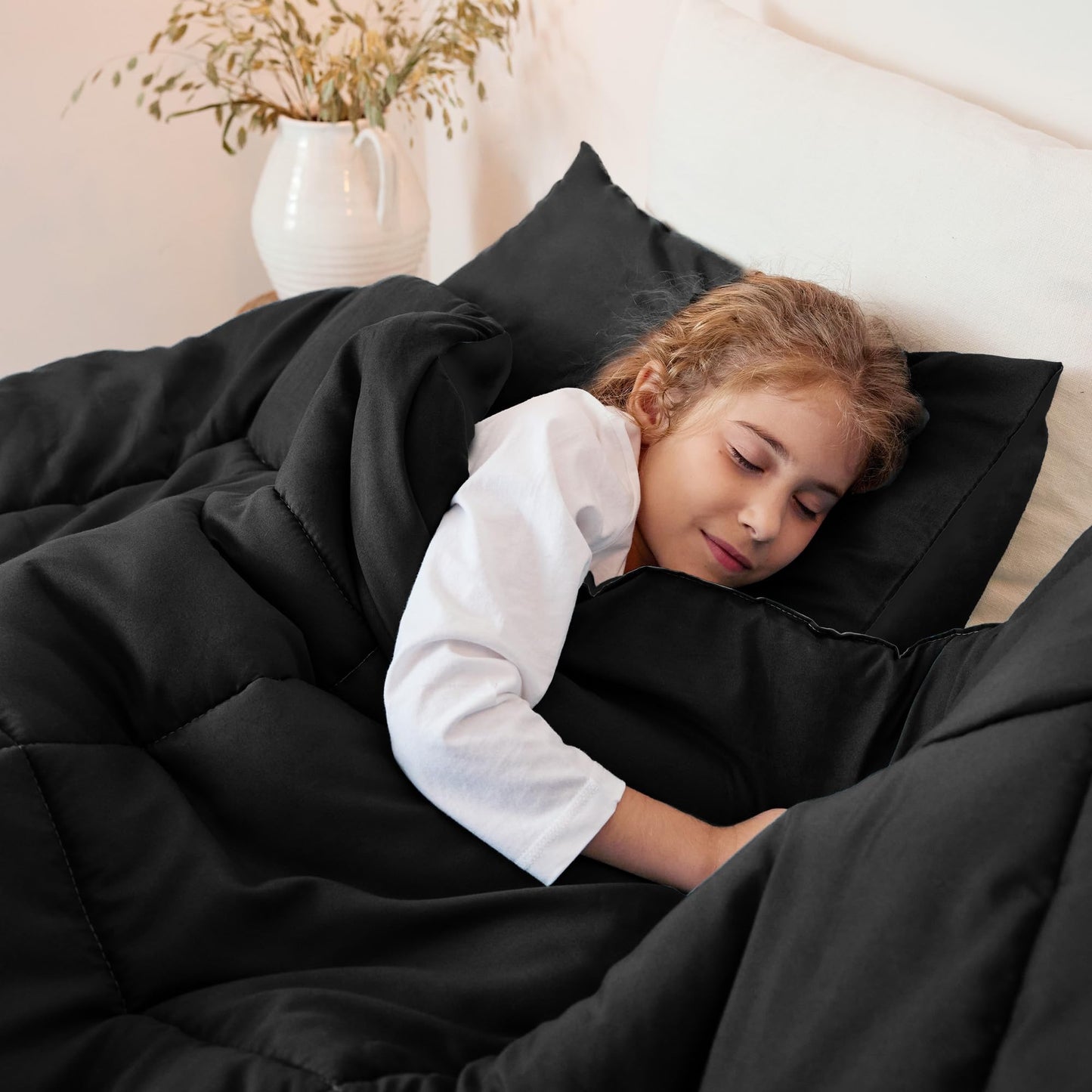 Exclusivo Mezcla Lightweight Reversible 3-Piece Comforter Set All Seasons, Down Alternative Comforter with 2 Pillow Shams, Full Size, Black