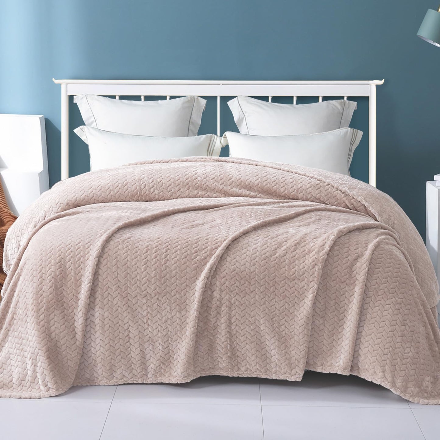 Exclusivo Mezcla Fleece Twin Size Blanket for Bed, 60x80 Inches Soft Cozy Jacquard Flannel Blankets, Lightweight Fuzzy Plush Warm for Women, Camel