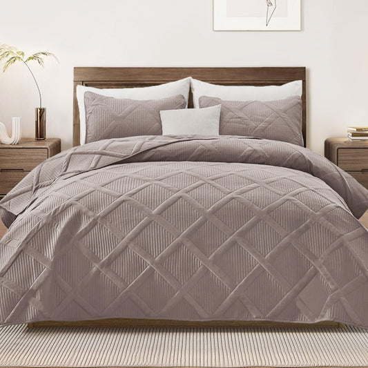 Exclusivo Mezcla Ultrasonic Full Queen Quilt Set, 3-Piece Lightweight Bedspreads Modern Striped Coverlet, Taupe