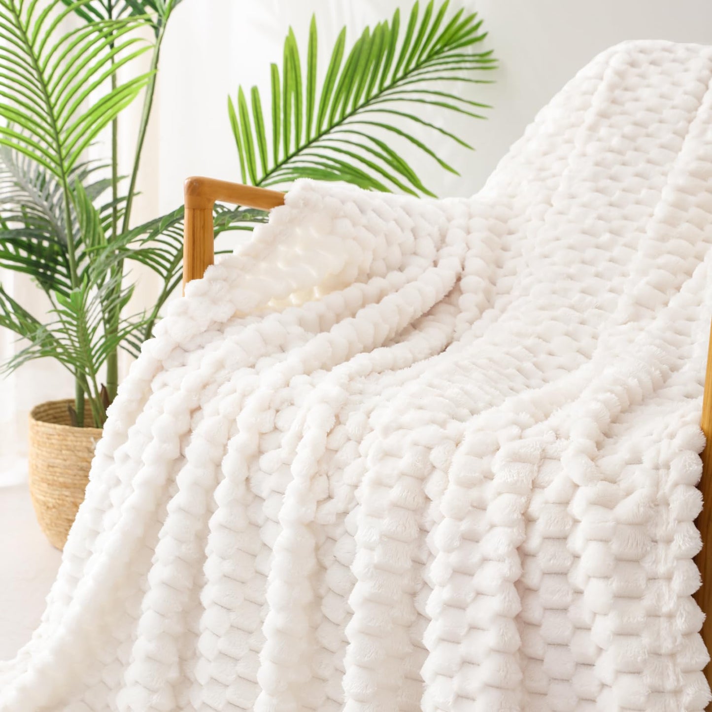 Exclusivo Mezcla Fleece California King Blanket for Bed, Oversized Fuzzy Ivory Bed Blankets, Soft Cozy Plush Sofa Throws for All Seasons, 120x120 Inches
