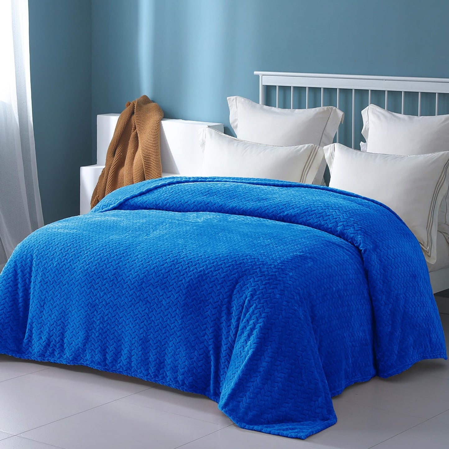 Exclusivo Mezcla Fleece King Size Blanket for Bed, 90x104 Inches Soft Cozy Jacquard Flannel Blankets, Lightweight Fuzzy Plush Warm for Women, Cobalt Blue