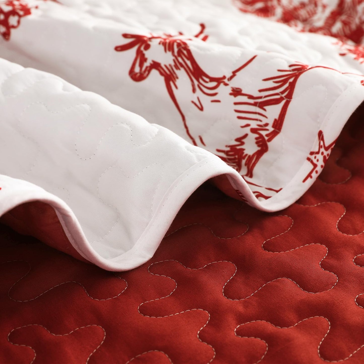 Exclusivo Mezcla Christmas Reindeer Pattern Quilted Throw Blanket for Bed/Couch/Sofa, Microfiber Holiday Decorated Throw Quilt Soft and Lightweight (50"x 60", White)