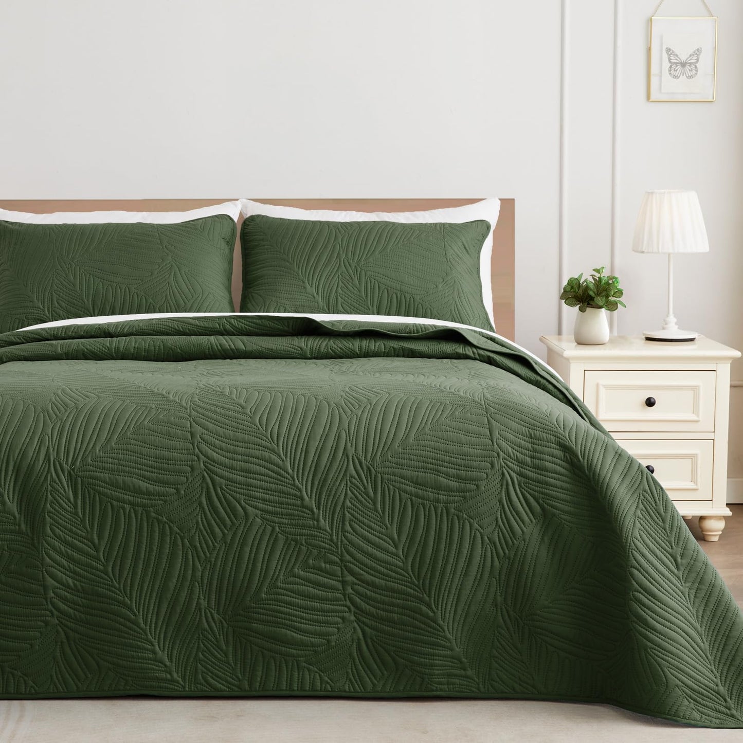 Exclusivo Mezcla California King Quilt Bedding Set, Lightweight Olive Green Quilts Cal Oversized King Size for All Seasons, Soft Microfiber Bedspreads Coverlets with Leaf Pattern, 3 Piece