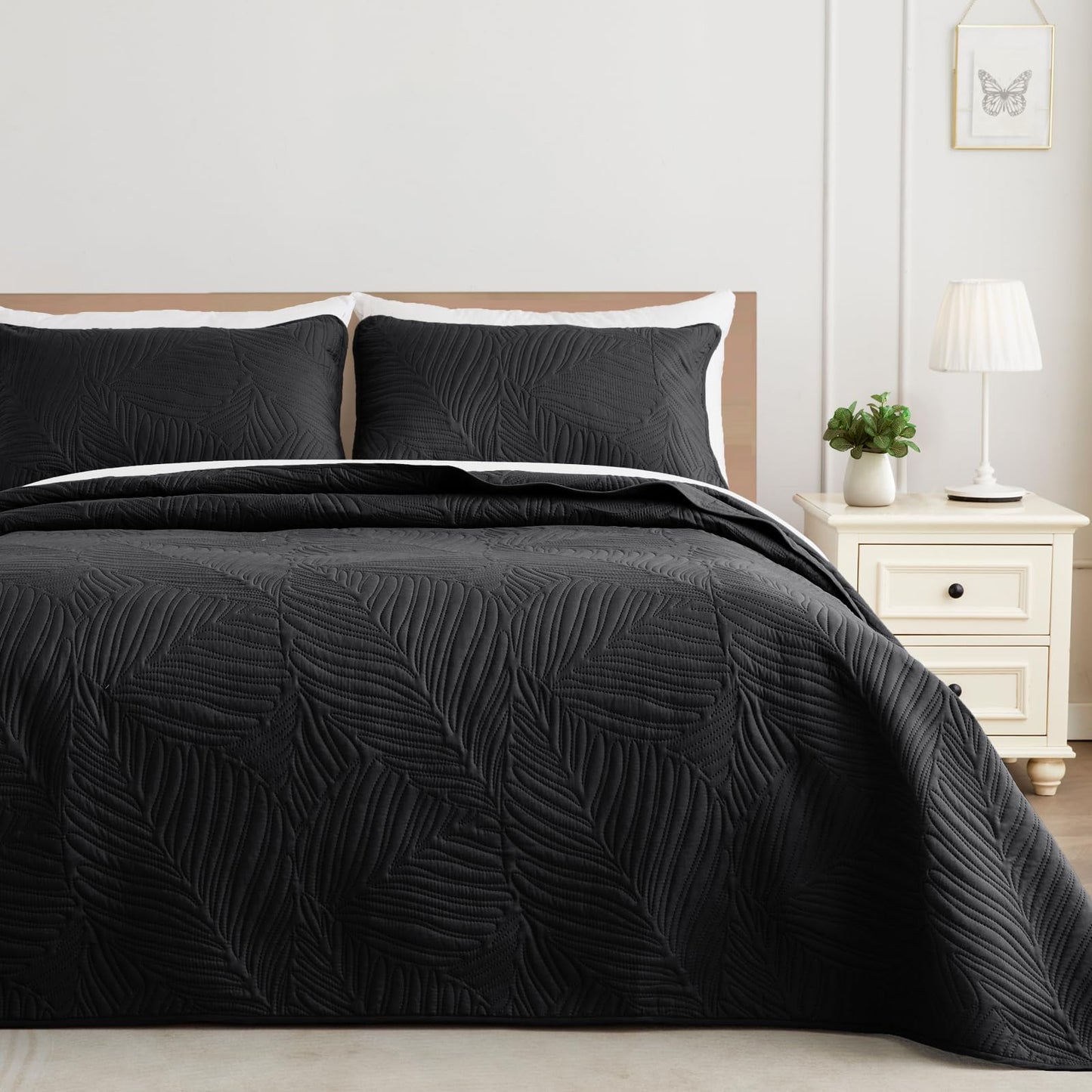 Exclusivo Mezcla California King Quilt Bedding Set, Lightweight Black Quilts Cal Oversized King Size for All Seasons, Soft Microfiber Bedspreads Coverlets with Leaf Pattern, 3 Piece