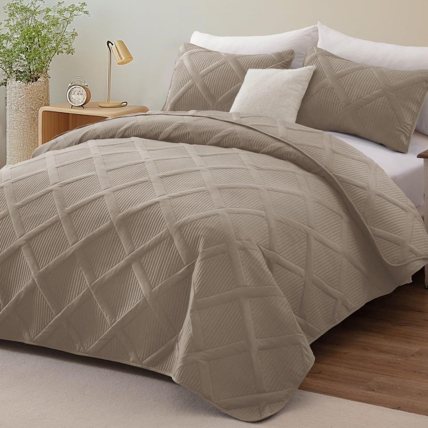 Exclusivo Mezcla Ultrasonic King Quilt Set, 3-Piece Lightweight Bedspreads Modern Striped Coverlet, Taupe