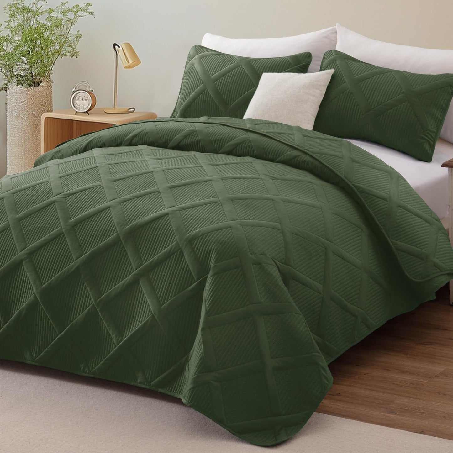 Exclusivo Mezcla Oversized King Quilt Set- Olive Green Cal King Quilts Bedding Set with 2 Pillow Shams, Modern Bedspread with Striped Pattern, Soft Lightweight Bedspreads Coverlets for All Seasons