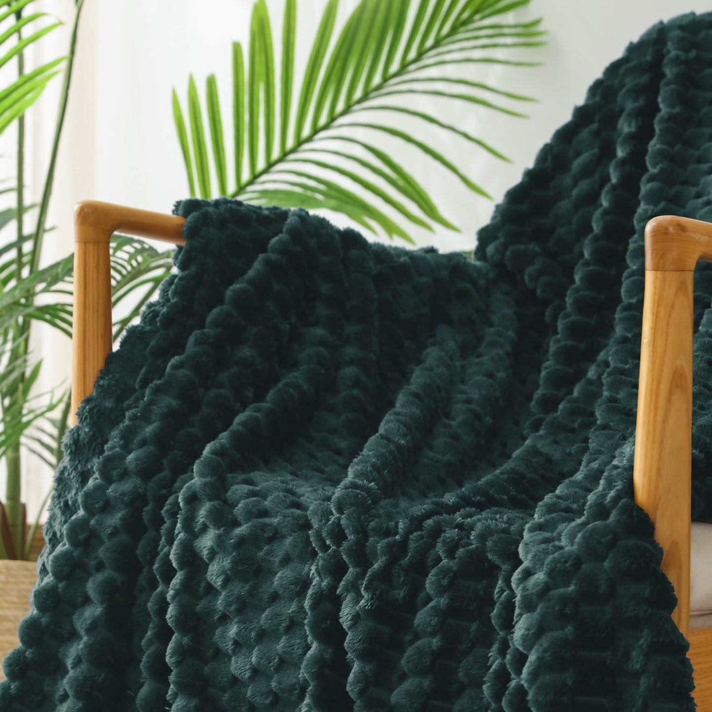 Exclusivo Mezcla Fleece California King Blanket for Bed, Oversized Fuzzy Forest Green Bed Blankets, Soft Cozy Plush Sofa Throws for All Seasons, 120x120 Inches