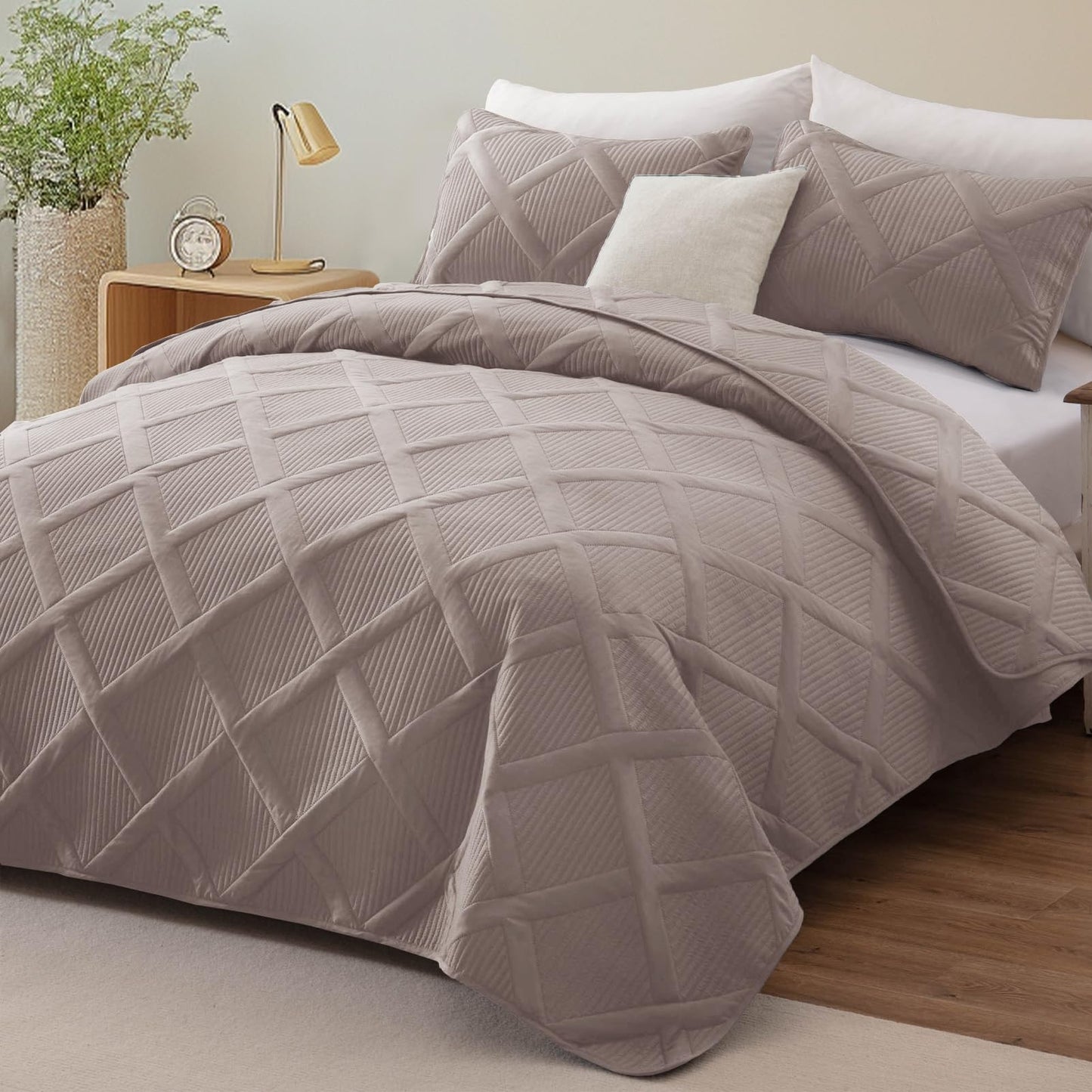 Exclusivo Mezcla Ultrasonic Full Queen Quilt Set, 3-Piece Lightweight Bedspreads Modern Striped Coverlet, Taupe