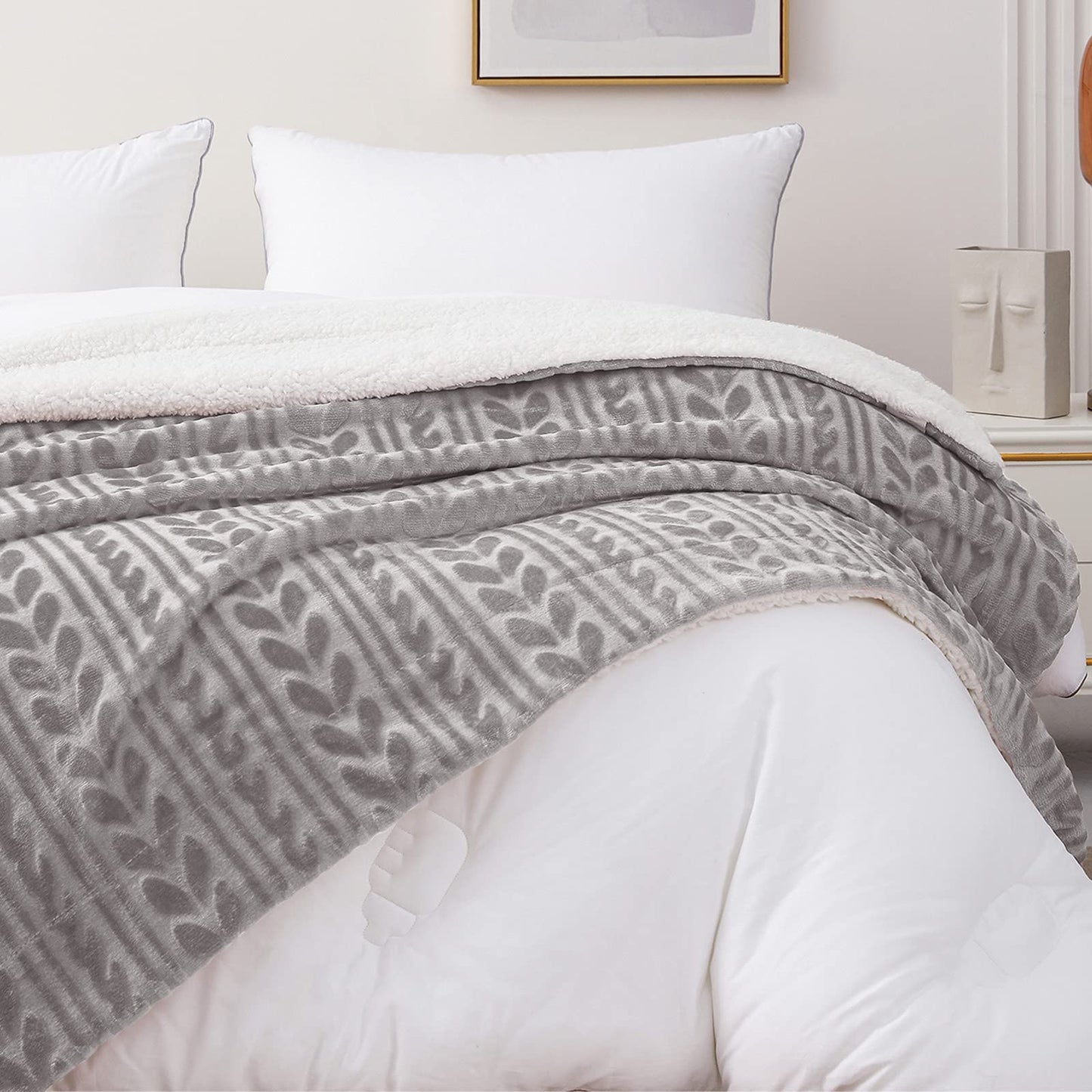 Exclusivo Mezcla Sherpa Fleece Throw Blanket, Reversible Velvet Plush Blankets and Soft Throws for Couch, Sofa, 50x70 Inches, Light Grey