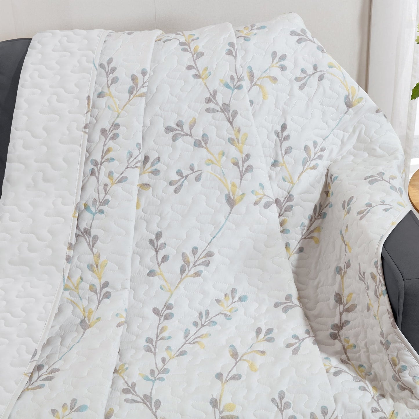 Exclusivo Mezcla Microfiber Flower Pattern Quilted Throw Blanket for Bed, Soft and Lightweight Throw Quilt (60"x 80", White)