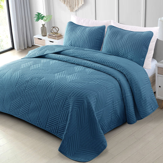 Exclusivo Mezcla California King Quilt Bedding Set, Lightweight Navy Blue Oversized King Bedspreads Soft Modern Geometric Coverlet Set for All Seasons (1 Quilt and 2 Pillow Shams)