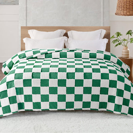Exclusivo Mezcla Fleece Blanket King Size, Cozy Lightweight Fuzzy Checkered Blanket for Bed, Suitable for All Season, Green, 90" x 104"