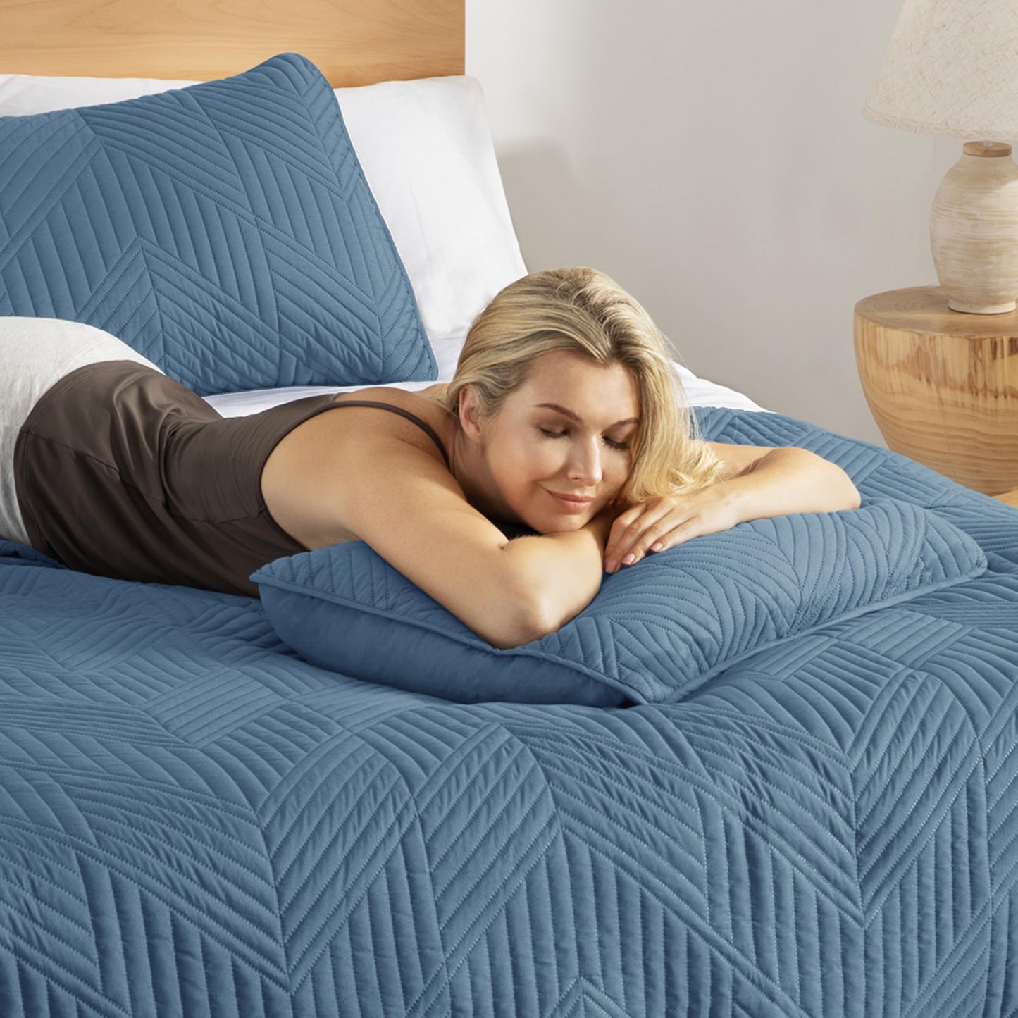 Exclusivo Mezcla Ultrasonic Twin Quilt Bedding Set, Lightweight Grayish Blue Bedspreads Soft Modern Geometric Coverlet Set for All Seasons (1 Quilt and 1 Pillow Sham)