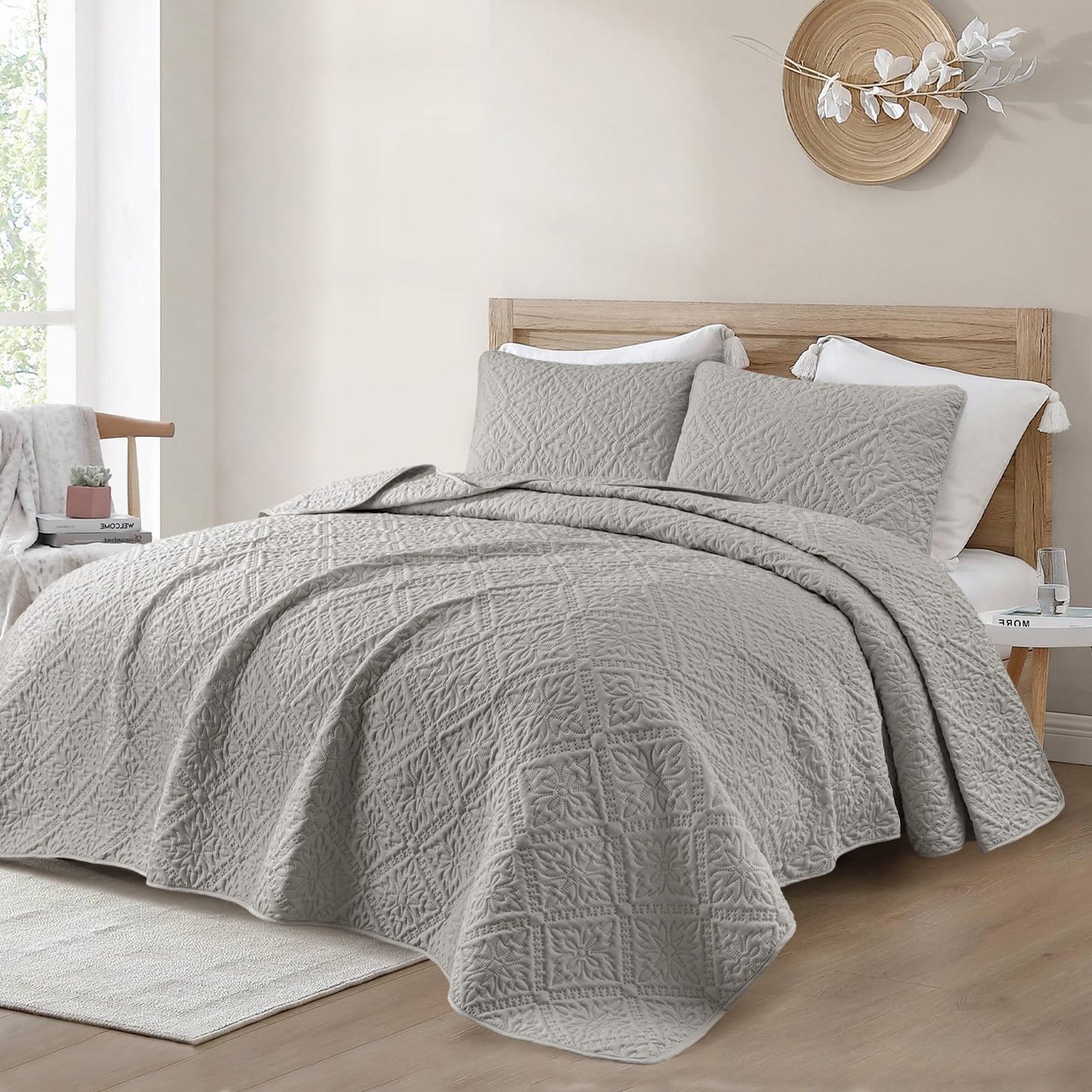 Exclusivo Mezcla California King Quilt Bedding Set, Lightweight Soft Bedspreads Coverlets with 2 Pillow Shams, Modern Light Grey Oversized Quilts King Size for All Seasons