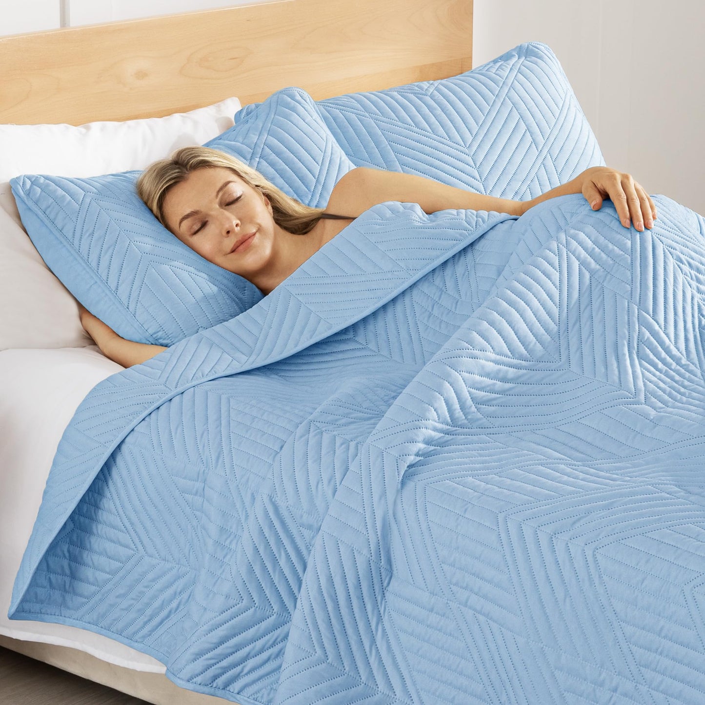 Exclusivo Mezcla California King Quilt Bedding Set, Lightweight Light Blue Oversized King Bedspreads Soft Modern Geometric Coverlet Set for All Seasons (1 Quilt and 2 Pillow Shams)