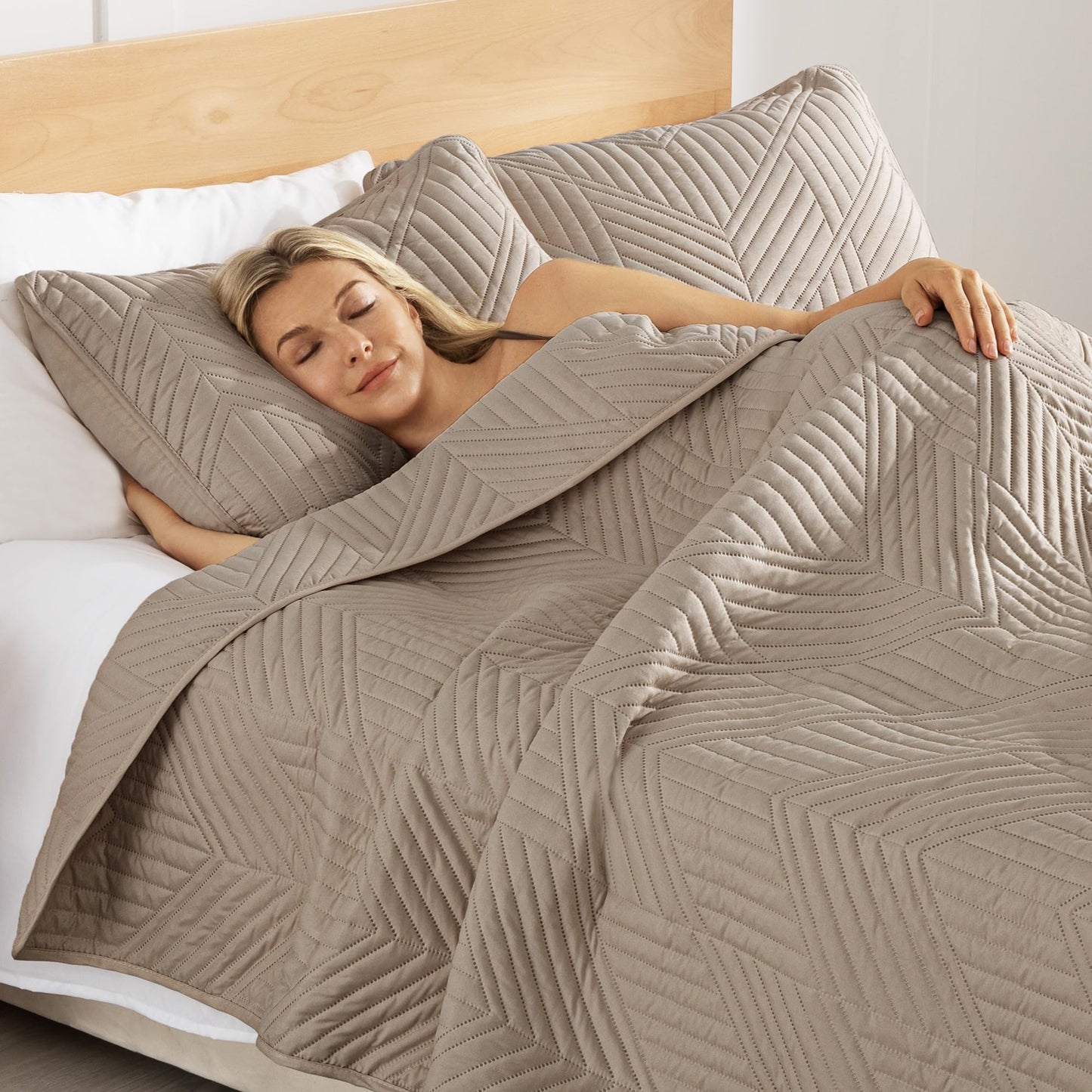 Exclusivo Mezcla Ultrasonic King Quilt Bedding Set, Lightweight Taupe Bedspreads Soft Modern Geometric Coverlet Set for All Seasons (1 Quilt and 2 Pillow Shams)