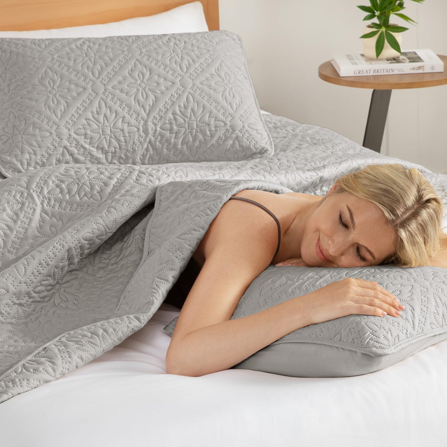 Exclusivo Mezcla California King Quilt Bedding Set, Lightweight Soft Bedspreads Coverlets with 2 Pillow Shams, Modern Light Grey Oversized Quilts King Size for All Seasons