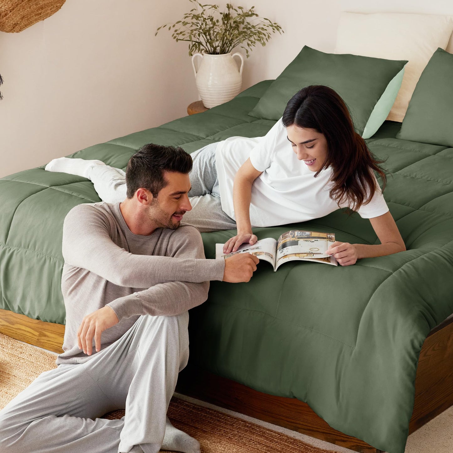 Exclusivo Mezcla Lightweight Reversible 3-Piece Comforter Set All Seasons, Down Alternative Comforter with 2 Pillow Shams, Oversized Queen Size, Emerald/Mint
