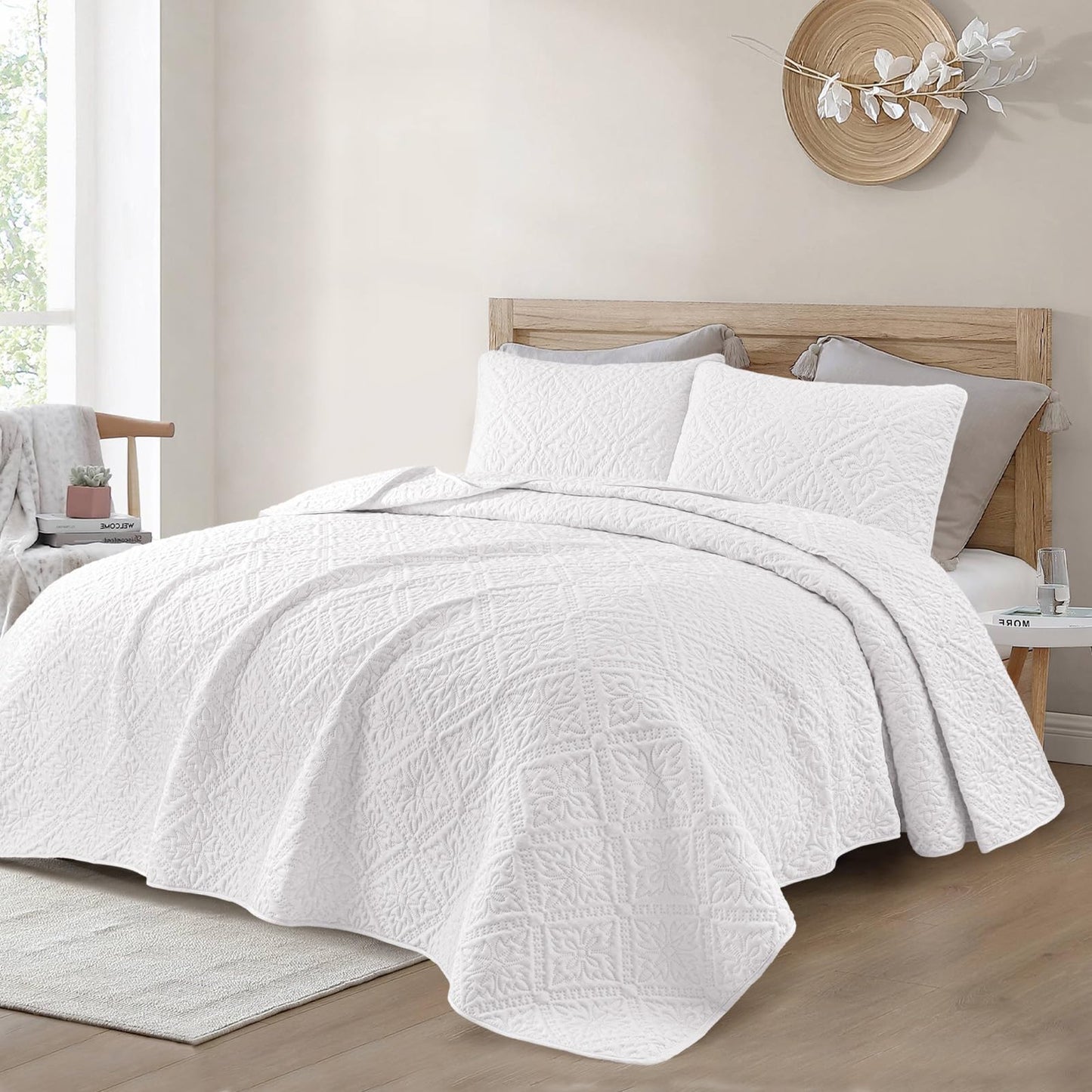 Exclusivo Mezcla California King Quilt Bedding Set, Lightweight Soft Bedspreads Coverlets with 2 Pillow Shams, Modern White Oversized Quilts King Size for All Seasons
