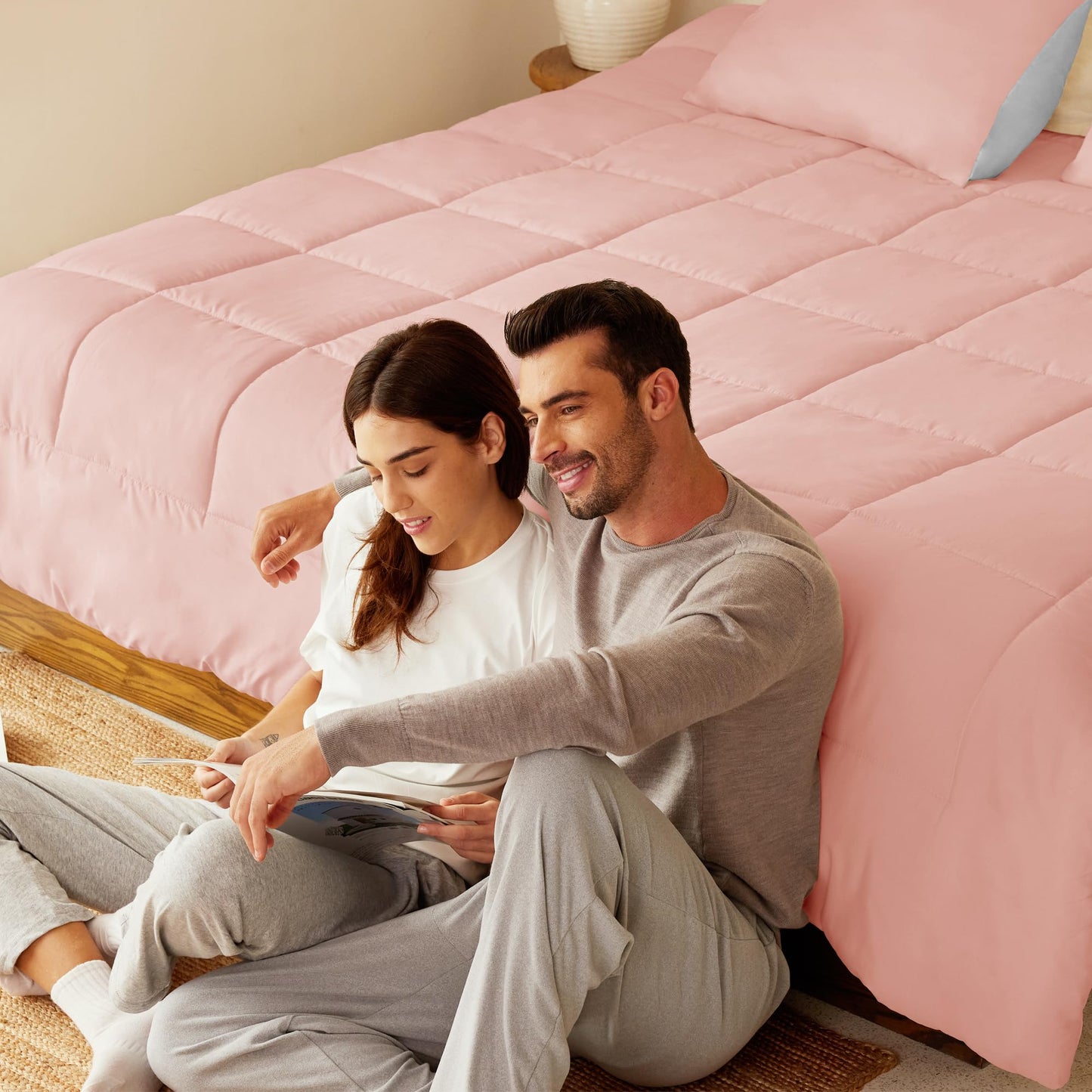 Exclusivo Mezcla Lightweight Reversible 3-Piece Comforter Set All Seasons, Down Alternative Comforter with 2 Pillow Shams, California King Size, Blush Pink/Light Grey