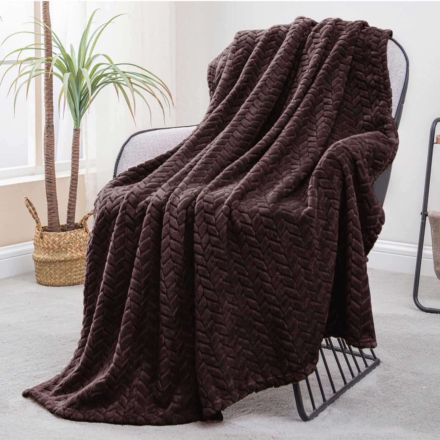 Exclusivo Mezcla Fleece Throw Blanket for Couch and Bed, 50x70 Inches Soft Cozy Jacquard Flannel Blankets, Lightweight Fuzzy Plush Warm Throws for Women, Coffee
