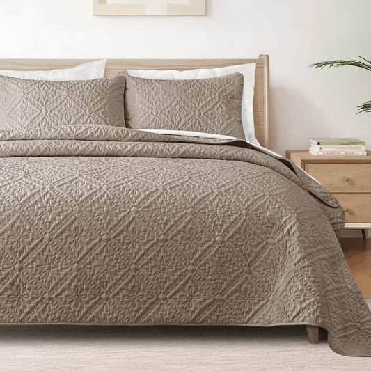 Exclusivo Mezcla California King Quilt Bedding Set, Lightweight Soft Bedspreads Coverlets with 2 Pillow Shams, Modern Taupe Oversized Quilts King Size for All Seasons