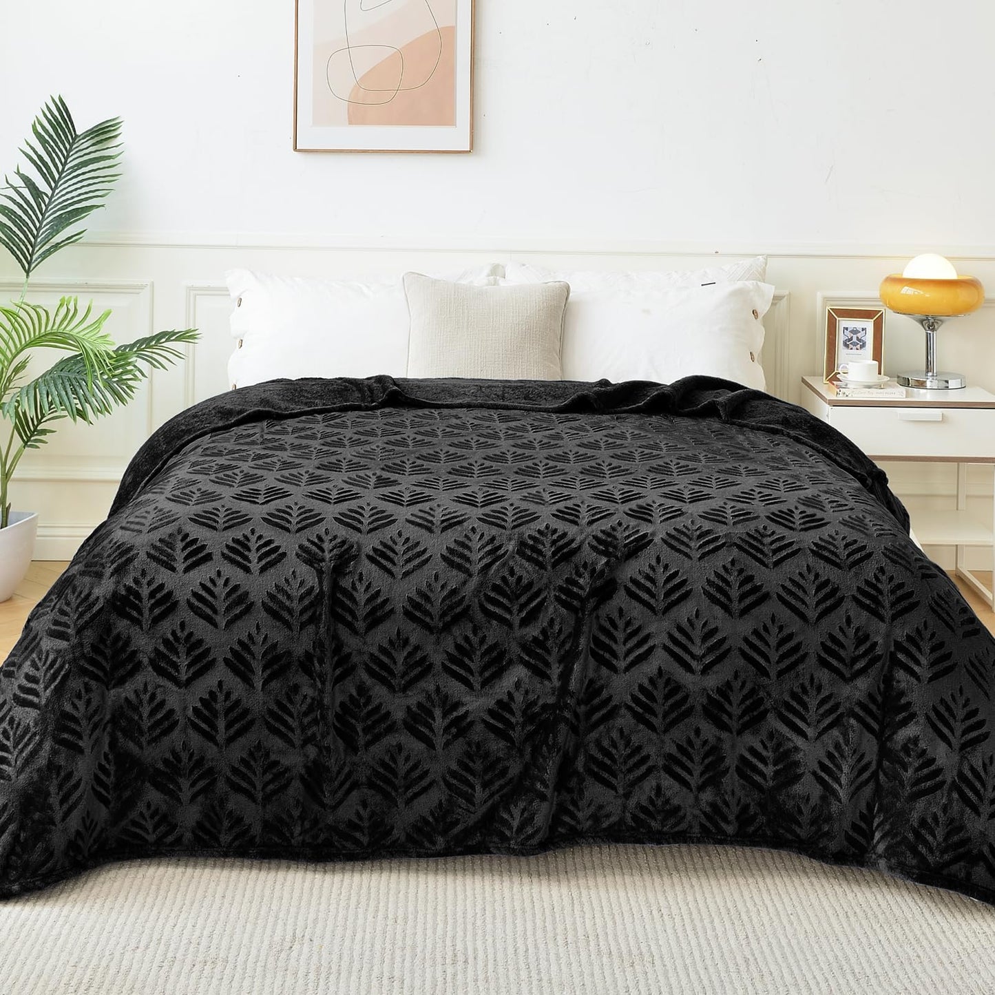 Exclusivo Mezcla Queen Size Fleece Blanket for Bed, Super Soft and Cozy Blankets All Season Use, Leaves Pattern, Plush Fuzzy Lightweight, Black, 90x90 Inch