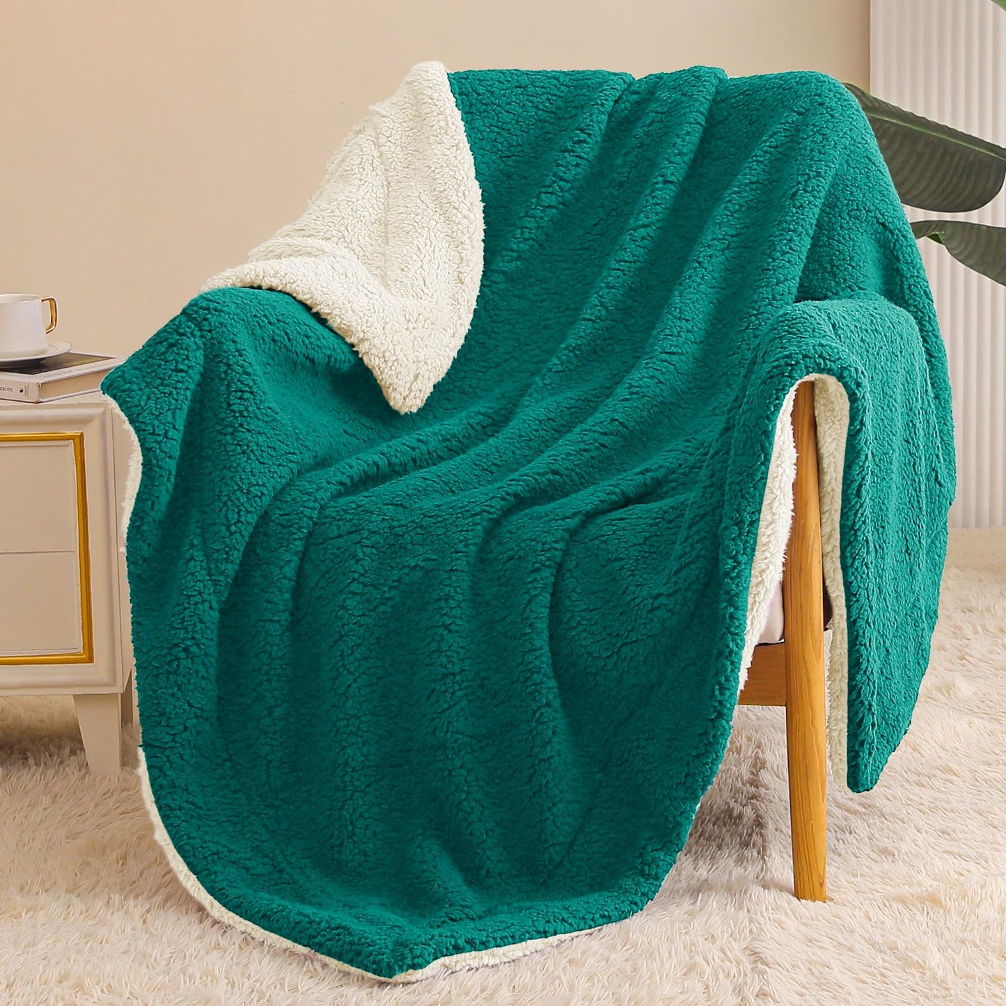 Exclusivo Mezcla Reversible Sherpa Throw Blanket for Couch, Thick and Warm Fleece Blankets for Winter, Soft Plush Fluffy, 50x60 Inches, Emerald Green/ White