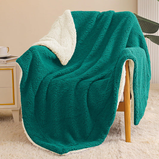 Exclusivo Mezcla Reversible Sherpa Throw Blanket for Couch, Thick and Warm Fleece Blankets for Winter, Soft Plush Fluffy, 50x60 Inches, Emerald Green/ White
